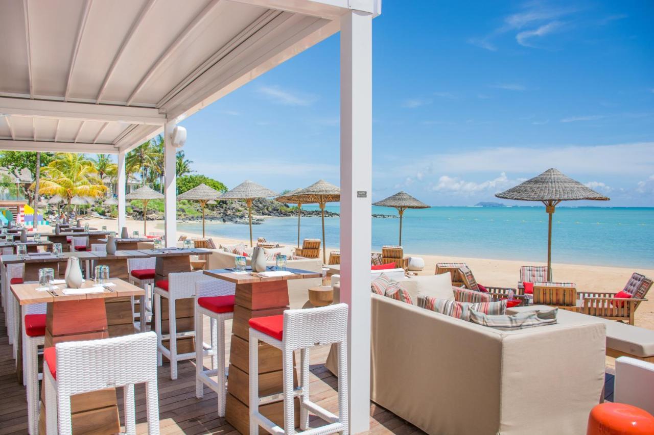 Lux* Grand Gaube Resort & Villas Екстер'єр фото Beachfront dining at the resort