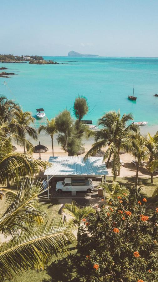 Lux* Grand Gaube Resort & Villas Екстер'єр фото Beach at the resort