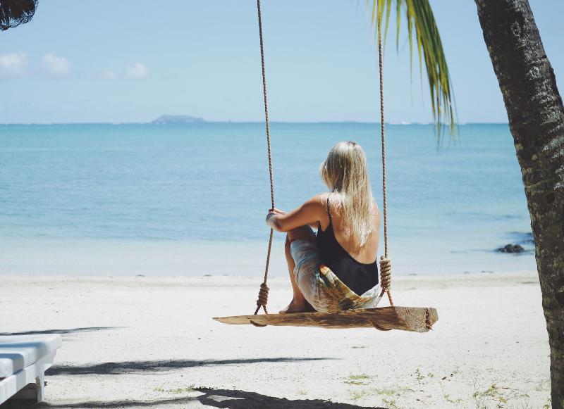 Lux* Grand Gaube Resort & Villas Екстер'єр фото A woman on a swing