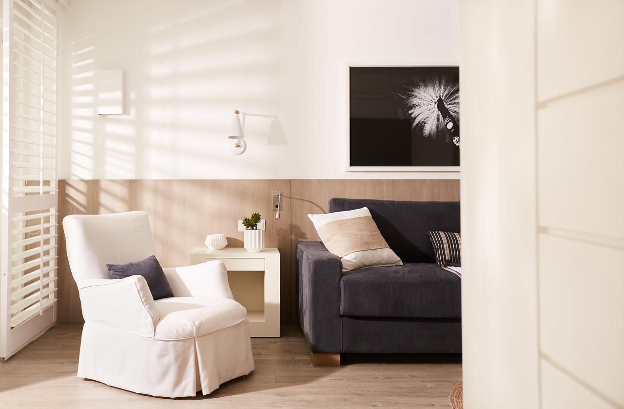 Lux* Grand Gaube Resort & Villas Екстер'єр фото A living room with a white armchair and a blue sofa