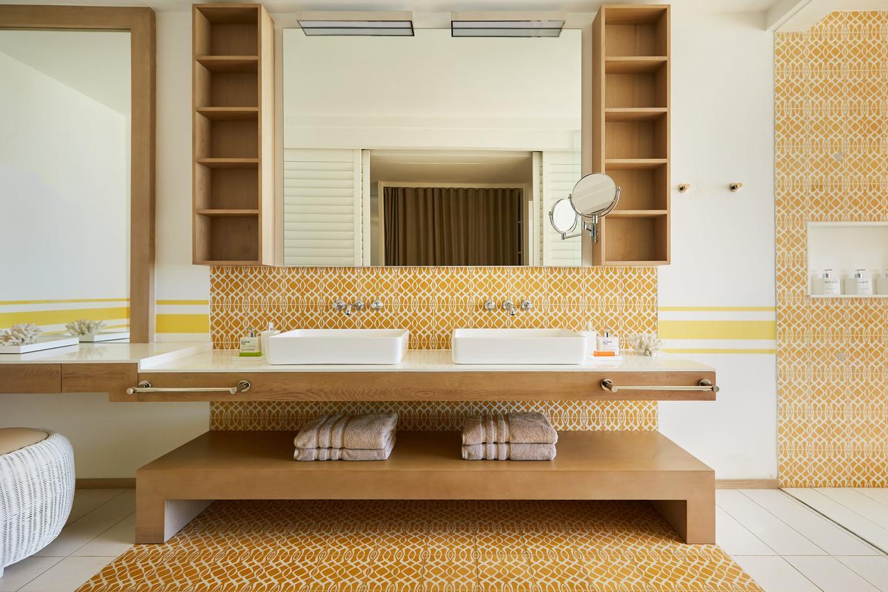 Lux* Grand Gaube Resort & Villas Екстер'єр фото Bathroom with hexagonal floor tiles